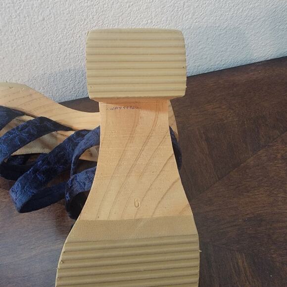 Vintage Y2K Guess Platform Velvet Strappy Wooden Block Heels Sz 6 Retro - Picture 12 of 13